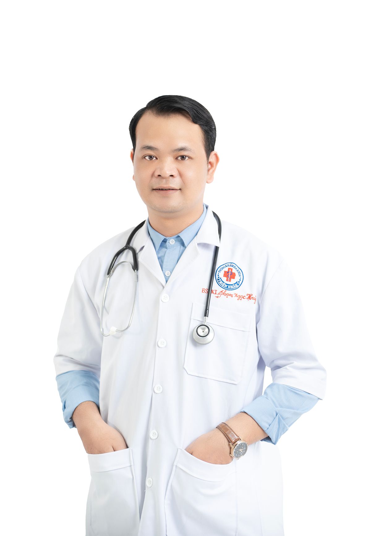 Médico com estetoscópio em consultório clínico